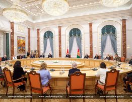 Президент Беларуси Александр Лукашенко 22 января вручил дипломы доктора наук и аттестаты профессора научным и научно-педагогическим работникам